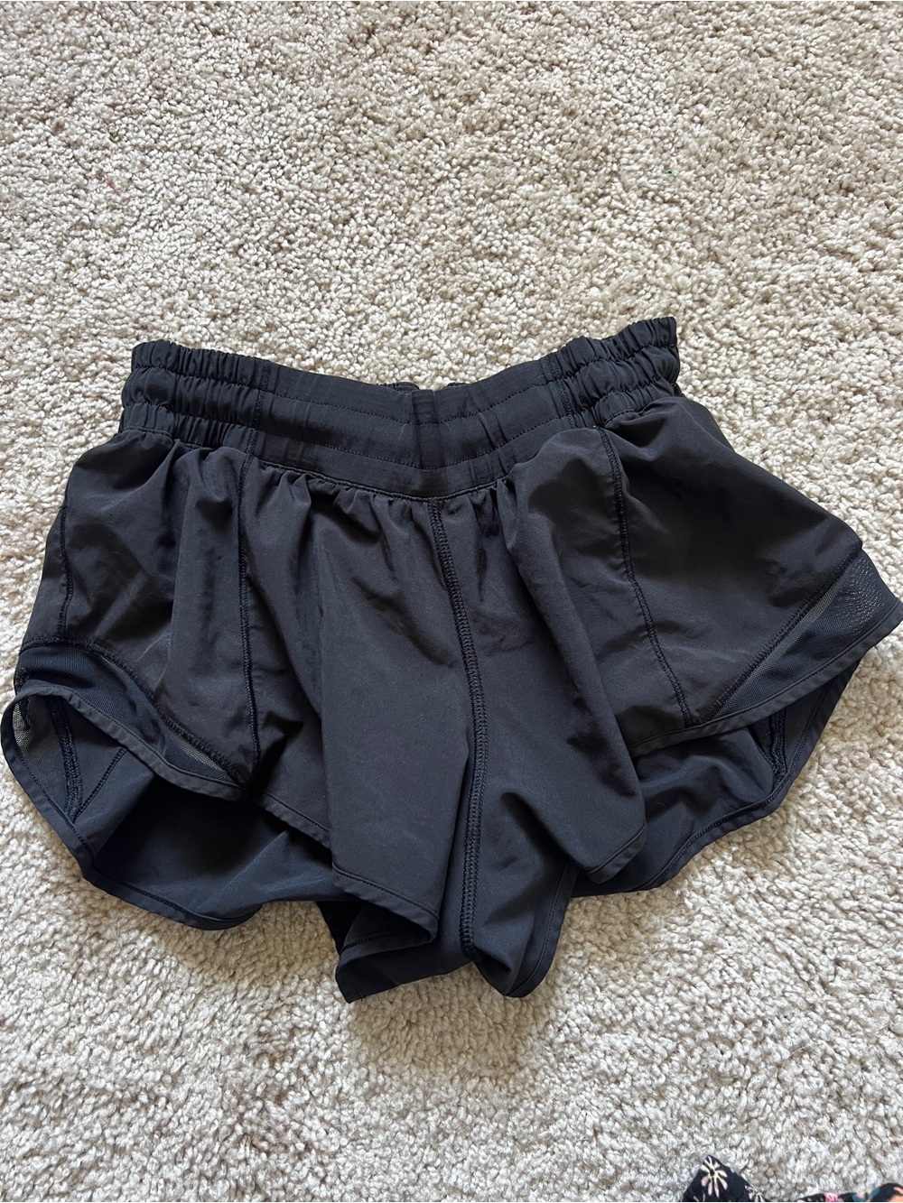 Lululemon Hotty Hot Short II *2.5" Black size 6 - Picture 2 of 3